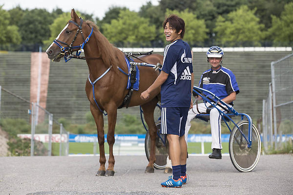 Fc Schalke 04 Uchida With A Horse For The Schalke Race Day S04 内田 篤人 Http T Co Pnjiv8ep
