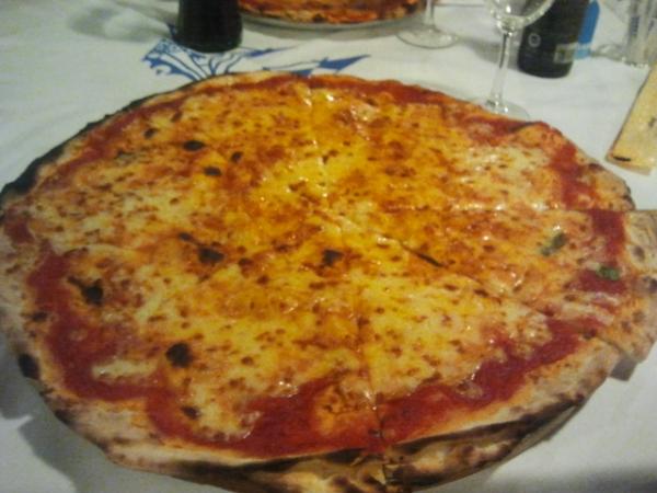 TeOF196's tweet image. Arrivato a Rimini alle 9:30, Doccia Veloce, Ristorante (Pizza giganteee :P) Giretto in centro e Hotel :)