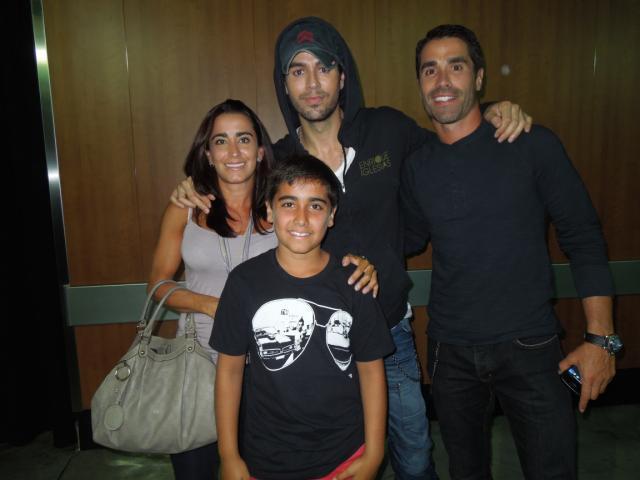 Juan Pablo Angel on Twitter: "Check this Up, #Enriqueiglesias my wife and my boy Gero.Con #Enriqueiglesias my esposa y my hijo Gero.#hadagreattime http://t.co/X0C3ehc3" / Twitter