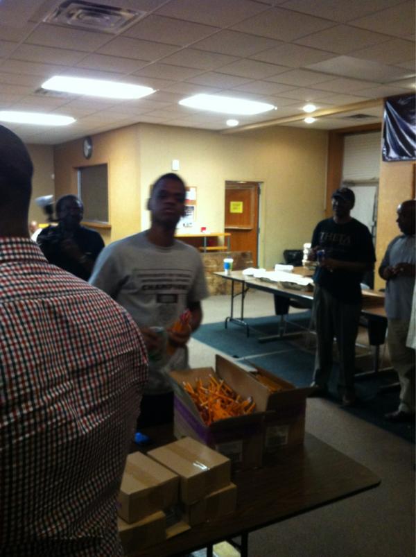 Theta1910's tweet image. We're spending our Friday night servicing the community. #GoToHighSchoolGoToCollege