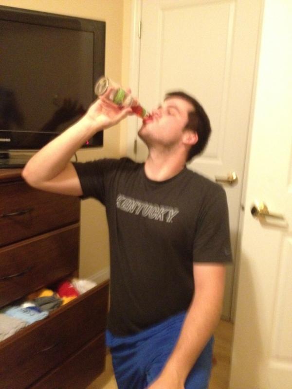 HenryHHunt's tweet photo. @nattieholden your boyfriend @jordane40 just got iced. 
Prepare for an awesome night ;) #bear http://t.co/JsyNNSku