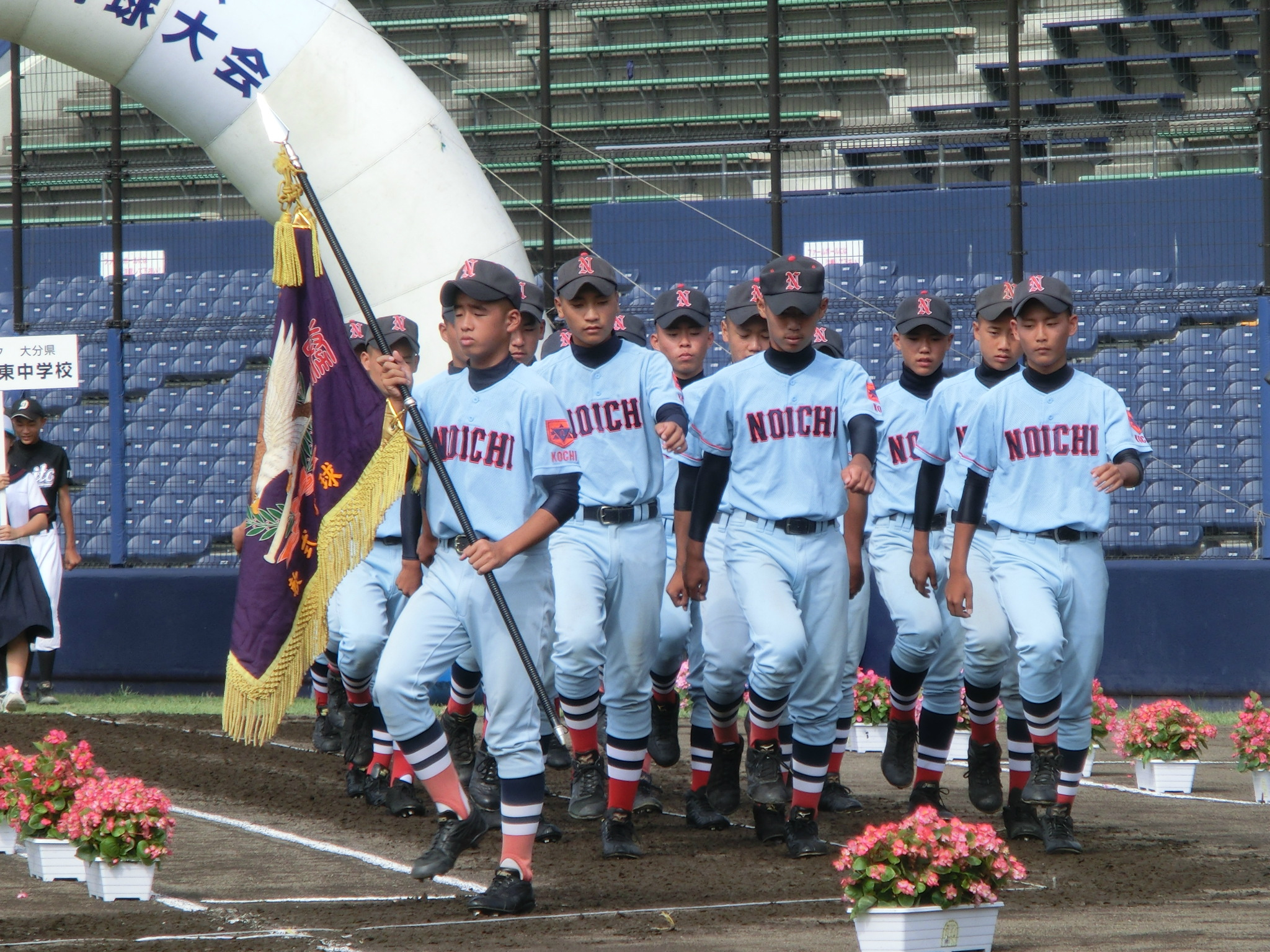 Taisho Twitterren 大昔の日本石油とか Qt Mino 高知 野市中学校のおしゃれなユニホーム ずっと どこかに似てるよなぁ と思っていたのですが いまいちわからず ストッキングは横浜高校っぽいですよね 全体的な感じは中本牧シニアをhttp T Co