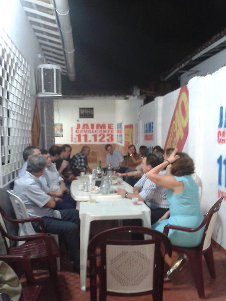 Jaimecaf's tweet photo. Bate-papo com amigos no comitê. http://t.co/lYYu8eVY
