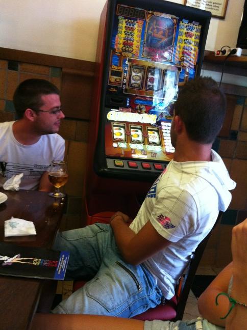 chemadelm's tweet photo. Aquí en el casco viejo con @javierguillenve @enanens viendo el colmo del vicio, como tapea el chaval y juega. http://t.co/QlO7A1kA