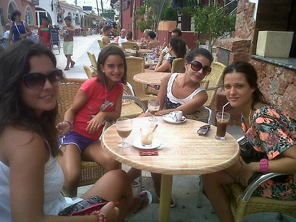 PaulaMH13's tweet photo. En vaiven con las mas guapas ! @JennyMH86  @lorespinlopez y @lauracampillo1! http://t.co/ezM8aAiH