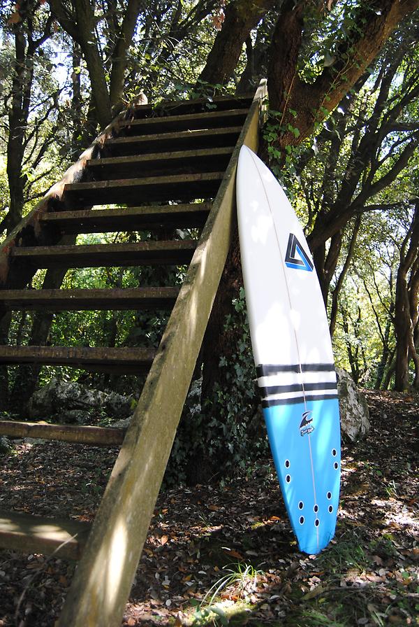 GTriangle10's tweet photo. shortboard freestyle (5´10/19 3.4 /2 1.2)cola diamante y 5 tapones... para optar por las 3 o las 4 quillas!! http://t.co/13QOiDWz
