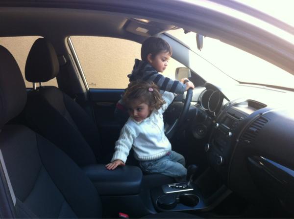 martinvmilnes's tweet photo. Estos dos ya quieren manejar http://t.co/93gZYZ3g