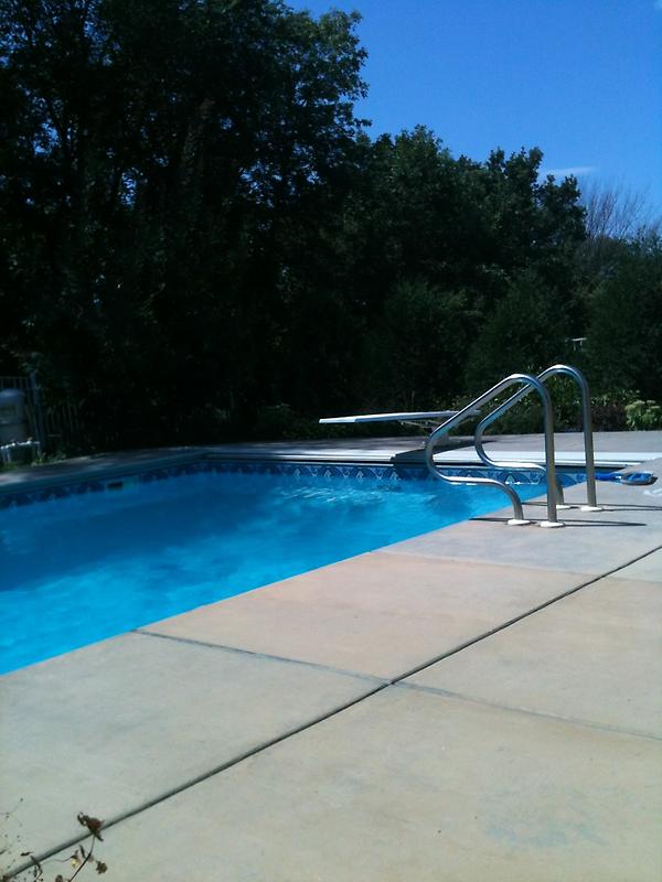 ClassyGoodGuy's tweet photo. By the pool with the bros!! #relaxing #hott http://t.co/dY9MQa16