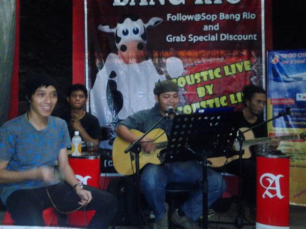 AccousticLine's tweet photo. Mendendangkan nada2 cinta.... @akemabdeemohamm @aprirhamdani   di @SopBangRio. ... http://t.co/hS3jwkuK