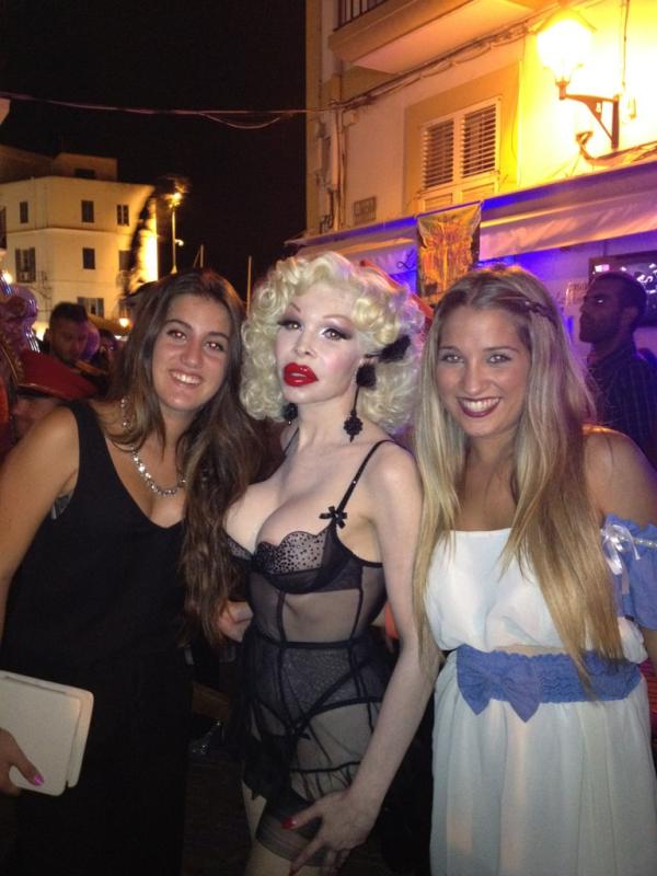 Con la cosa mas rara de ibiza <a href="/daniela_esmu/">Daniela Esteve</a>