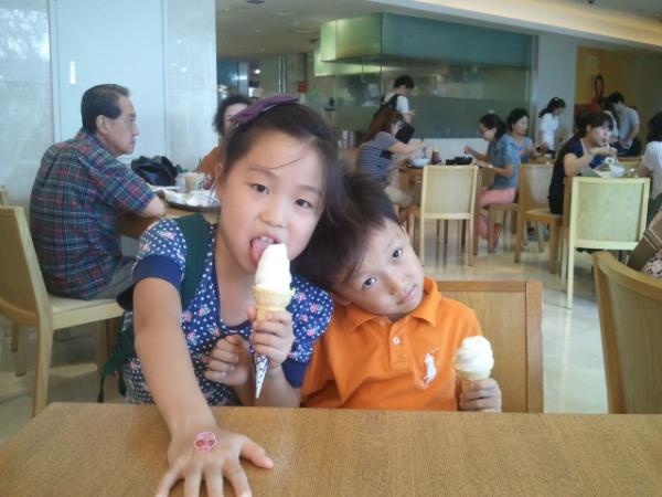 얼라들..아이스크림  먹는중