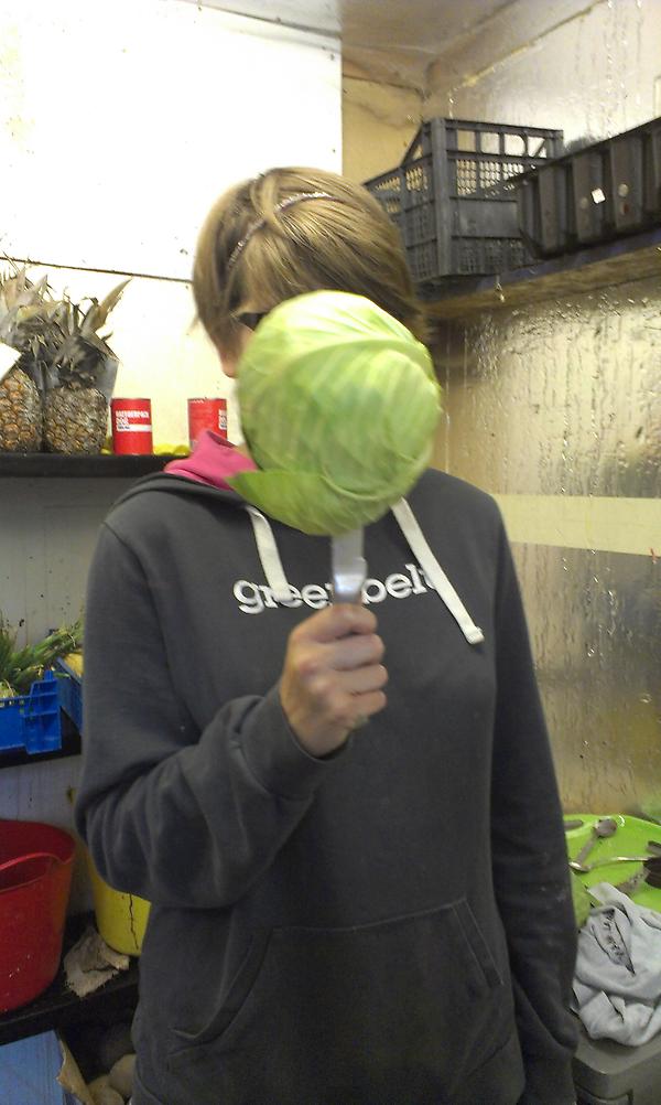 zoejohnson__'s tweet image. Cabbage chopping competion with Liv #normalmorning