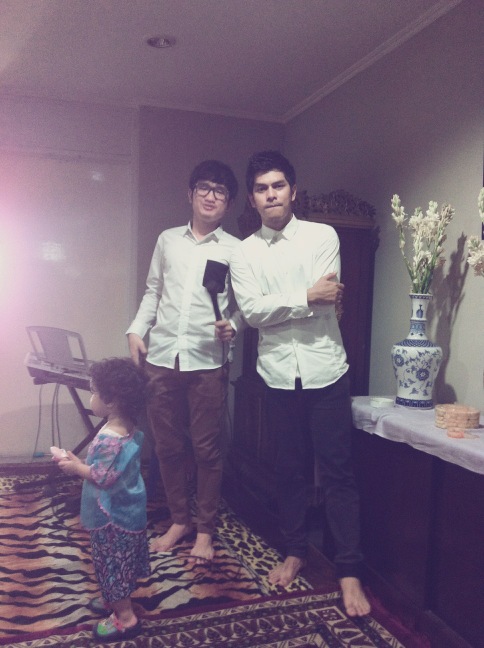 SLRDepok's tweet photo. RT @gustyLR: Lebaran bareng @patuduLR di rumah gue. Lalalala http://t.co/tPSZbMq7