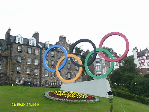 accalia12's tweet photo. th olympic rings in Edinburgh http://t.co/lQBRkf8e