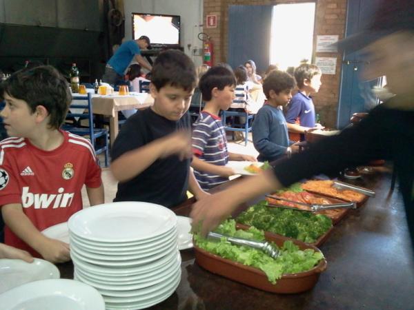hugosarmento's tweet photo. 4o ano - Hora do almoço. Comida gostosa, fresquinha. Sobremesa sorvete. http://t.co/CGPJZKlA