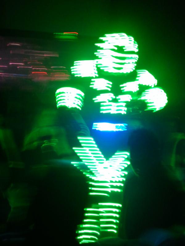 MateoLB's tweet photo. lo ultimo en la noche portena, el robot de la muerte mal... http://t.co/USW8AWIU
