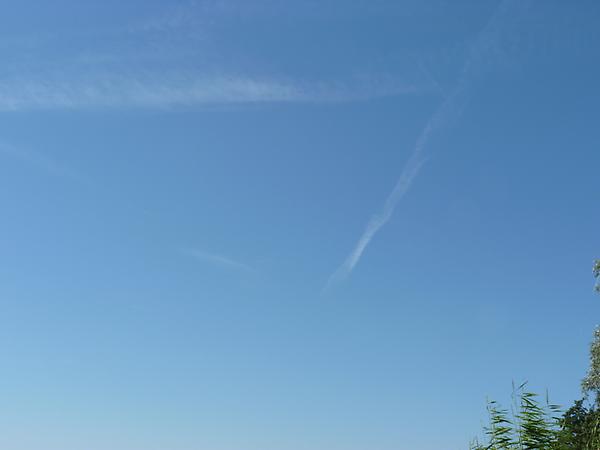 jeffreymadwisc's tweet image. "@theNWOtruth: Was out because of heat, saw these yesterday; http://t.co/PCrFGfQ3" #chemtrails #haarp #weathermod for those who can see:)