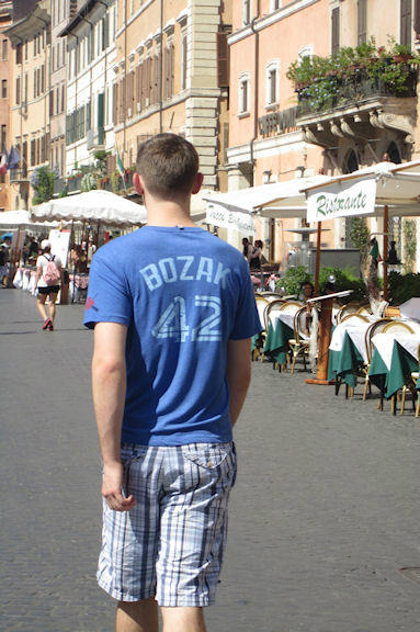 rhr01's tweet image. Our son Matt sporting the @Bozie42 @TeamUnitStore shirt in Piazza Navona in Rome. #mattgettwitter