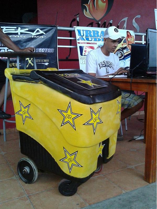 RockstarPMA's tweet photo. El Rockstar Cooler en la competencia de @mlbpanama con los amigos de @Team_Monopoly @CandeAlmendral @RinesDonBosco http://t.co/7fG2p9WV