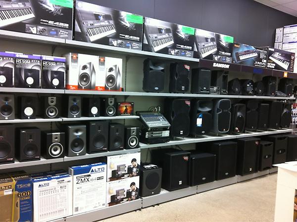 ReeceJ_JBaus's tweet photo. Holy cow I'm now deaf #JBoxley PA speakers and 18" industrial subs #loud http://t.co/7DOzQslE