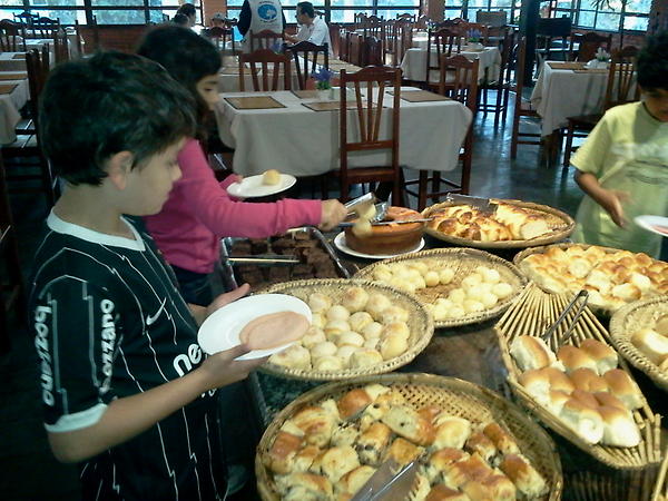 hugosarmento's tweet photo. 4o ano em Socorro começa a conhcer a vida no campo. Antes super café da manhã. http://t.co/5C5TCMgb