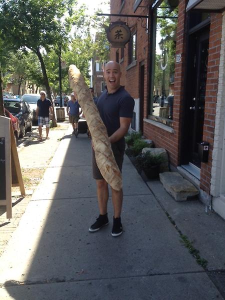 aldantetv's tweet photo. En sortant de chez Joe la Croûte : une baguette de course ! http://t.co/BzM1oZ5S