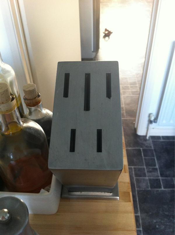 esmerose_'s tweet image. Parents go away, all the knives are removed from the kitchen. #nottrusted