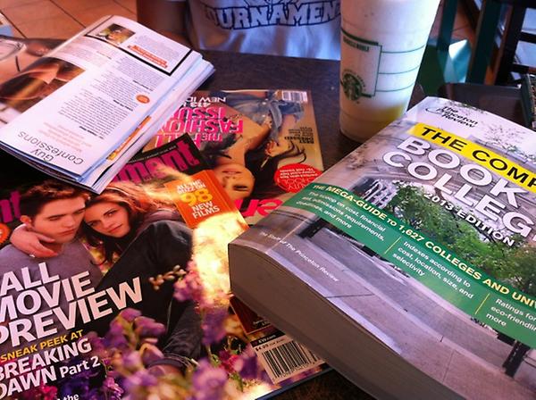 cass_martin02's tweet image. I look at the college guide. Greta grabs the teen vogue. #scholarproblems