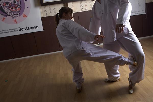 상대의 다리를 째지게 만든다 하여 째차기라고 부르는 아랫발질!

옛날 송덕기 스승님께서는 딴죽과 함께 연속 동작으로 지도하셨다고 합니다.