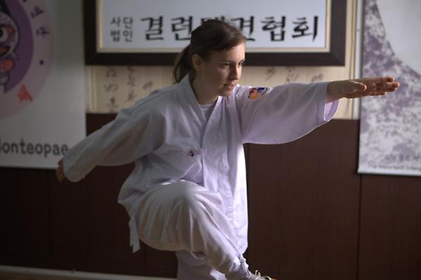 칼잽이 오금걸이!

과거 죄인들 목에 씌우는 '칼'처럼 상대방의 목을 밀거나 잡는 동작인 칼잽이와 다리로 상대의 오금을 거는 오금걸이!

선수들이나 시연단원들이 즐겨 보이는 본때동작입니다 ^^