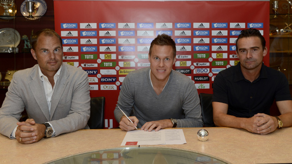 AFCAjax's tweet photo. Niklas Moisander heeft een contract getekend bij Ajax. De 26-jarige verdediger komt over van AZ http://t.co/6HjoynGZ http://t.co/sKbSL7pt