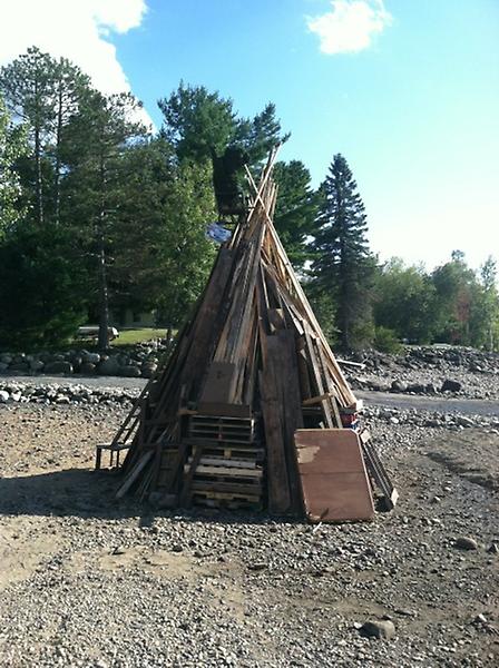 cbl1214's tweet photo. Now this is a real bonfire http://t.co/pbYwexWf