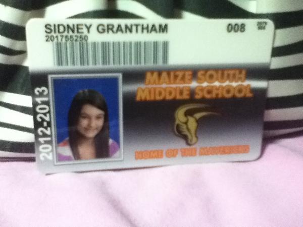 SidneyGrantham's tweet image. one school picture i acually like #8grade