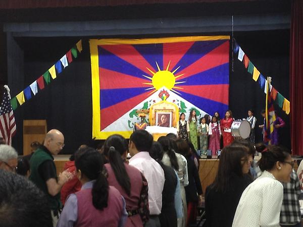 བྱང་ཁེ་ལ་ཕོ་ནི་ཡའི་ས་གནས་བོད་རིགས་ཚོགས་པའི་དམངས་གཙོའི་དུས་ཆེན་གྱི་མཛད་སྒོ་བསུ་བའི་རྒྱལ་གླུ་གཏོང་བཞིན་པ།