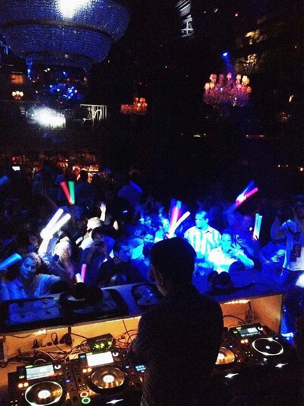 VirginHotelsLV's tweet photo. @pauloakenfold on the main stage!!! @HardRockHotelLV #bodyenglish #afterhours #ldw2012 http://t.co/oNeBEoQI