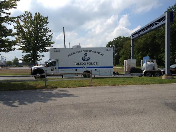 taylordungjen's tweet photo. Bomb squad now at Toledo Express. #ObamaInToledo (via @philkuz) http://t.co/H6F8GaxZ