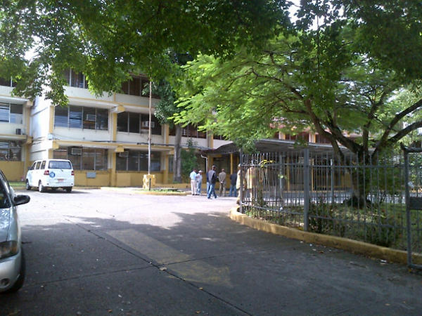 Policías de la Unidad Técnica en explosivos inspeccionan el Instituto Comercial Panamá, por supuesta amenaza de bomba.