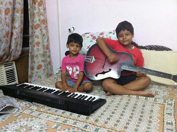atul_nigam's tweet photo. My budding musicians... Kannan- the Guitarist and Ishaan on Key board http://t.co/J8YxdxaB