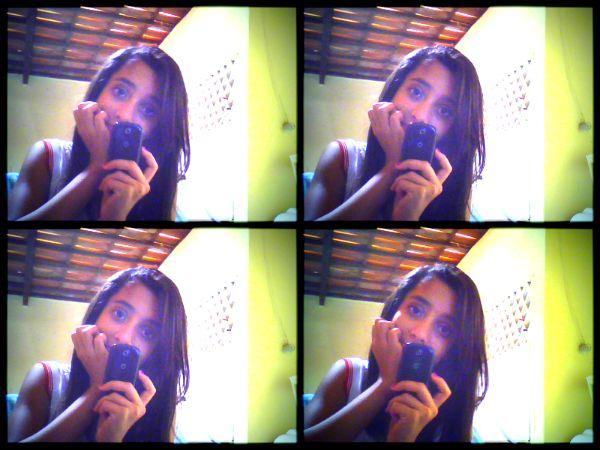 MileySentiu's tweet photo. Celular novo. *-* #webcamtoy http://t.co/iHEetN6x