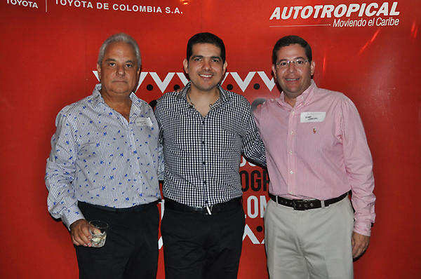 COLOMBIAVALLENATO on "@PeterManjarres junto a Alvaro Caballero DirectorGeneral de @Autotropical Porque Toyota es Toyota !! Pase del corcobeo http://t.co/i5FbnHOr"