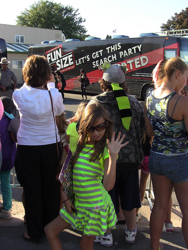1marcsteven's tweet photo. @VictoriaJustice  #FunSizeTourBus  Alexandria hitting the "Sassy" Pose for Victorias bus. Nice http://t.co/gY6NERCR