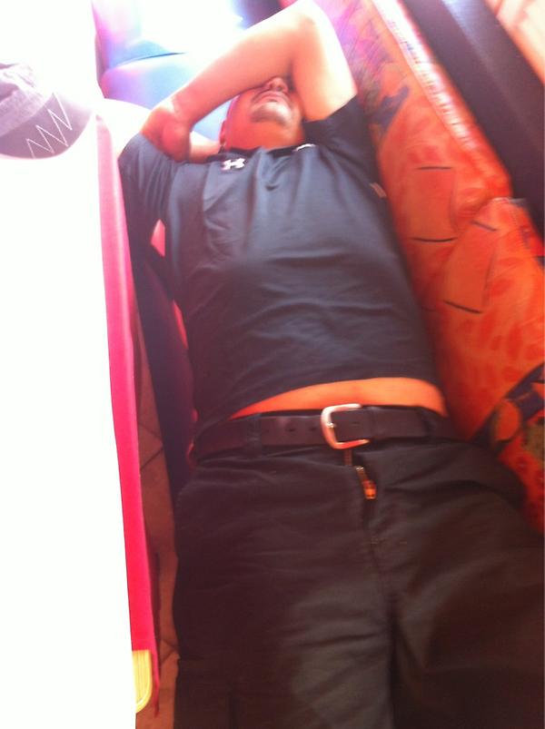 LaBLADESofGLORY's tweet photo. @mangosproblemz Freddy had to much tequila a la peaches last night! http://t.co/T6QqBPwy