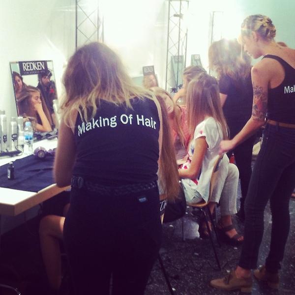 Las modelos ya están en maquillaje