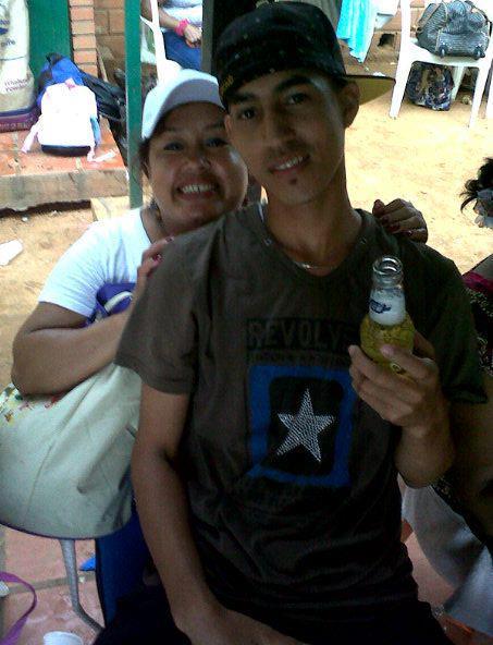 SooeToe's tweet photo. Bebiendo Cn mi Madre Hermozaa..! http://t.co/QNZLWAGN
