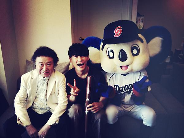 SAKANAICHIRO's tweet photo. 9/1発売BRUTUS『人間関係』の撮影後。篠山紀信さんとドアラと僕の部屋で記念撮影。 http://t.co/aYJeTy1f