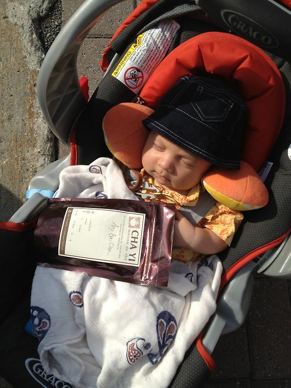 maisonCHAYI's tweet photo. Un bébé heureux parce qu'il sait qu'il va boire un bon Anji Bai Cha via le lait de maman #bébé #thé http://t.co/b4lb9i18