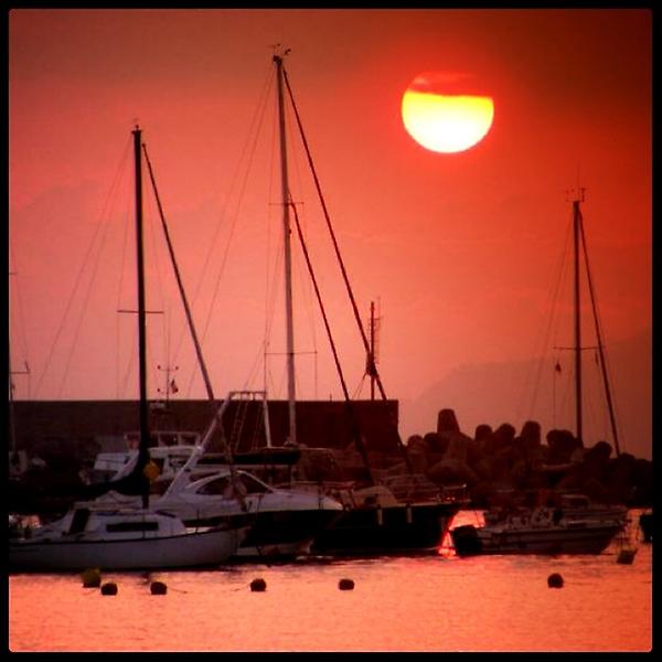 gucci's tweet photo. Sunset and sailboats: Sestri Levante, Liguria. #21DaysofVacanze http://t.co/QRrGFGfA