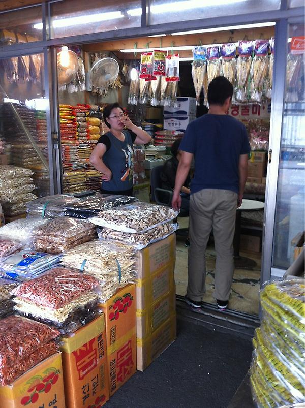 Gentlemen_JM's tweet photo. 일본 가져갈 김 사로 수영팀장님 !! 노량진까지 ...ㅋㅋ @sunju_mong @yiyoyong http://t.co/gVOEm6LT