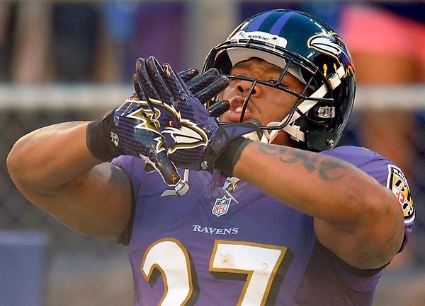 jbloo1's tweet photo. @therealbkizzle @RayRice27 is such a ggggggg #flashdemgloves #ravennation #blackandpurple http://t.co/s2rN3I3J pretty sick