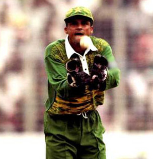 TheHoshSquad's tweet photo. Where it all started for the #Hosh leader! Moin Khan behind the stumps in one of his earliest Pakistan matches! http://t.co/TZ0bzQMO
